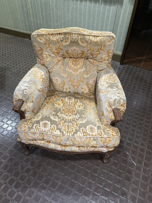Sofa em veludo brocado