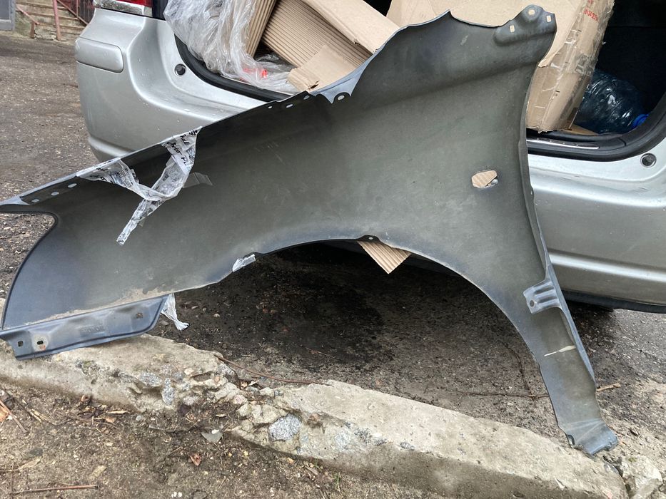 Переднє праве крило Avensis t25