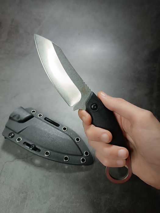 Тактический фиксированный нож с черной рукоятью и кольцом