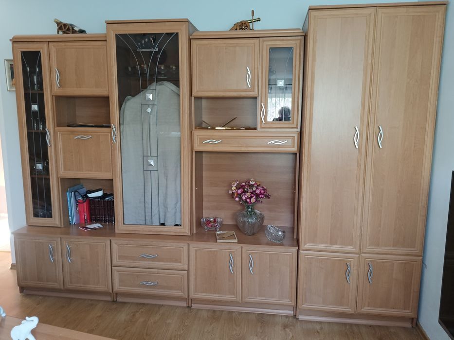 Segment pokojowy z podświetlaną witryną