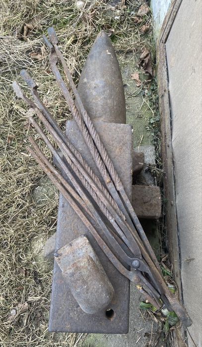 Kowadło kowalskie wraz z zestawem młotków oraz stojakmi