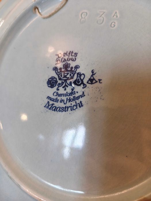 Talerz ścienny Delft Blauw - Chemkefa - Stara kobieta nawlekająca igłę