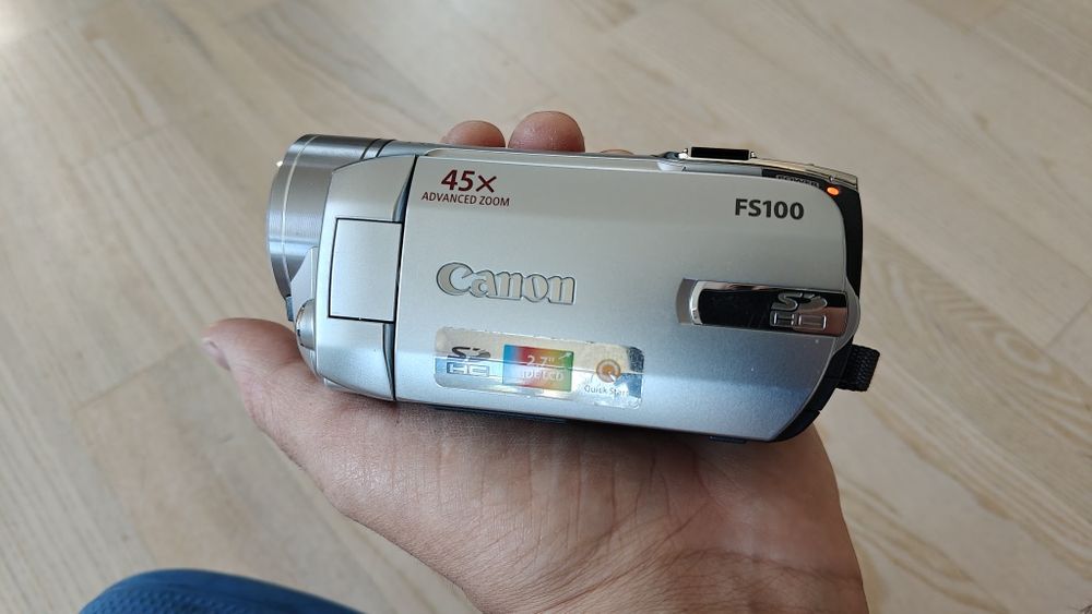 Відео камера canon fs100e