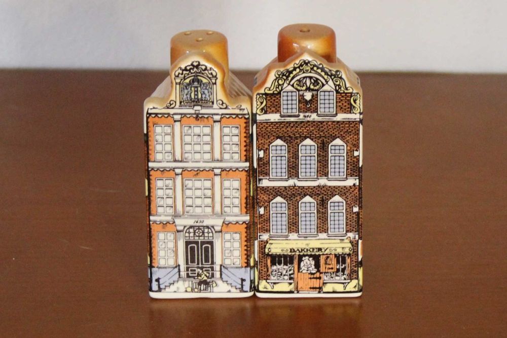 Saleiro e pimenteiro de cerâmica vintage em forma de casas holandesas.