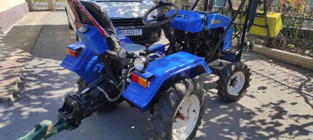 Трактор , погрузчик, фреза, лопата для снігу.