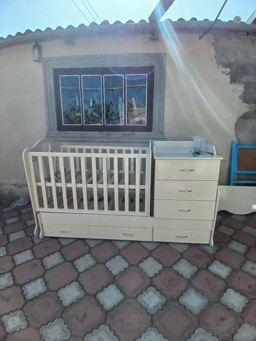 Дитяче ліжечко з люлькою та матраци