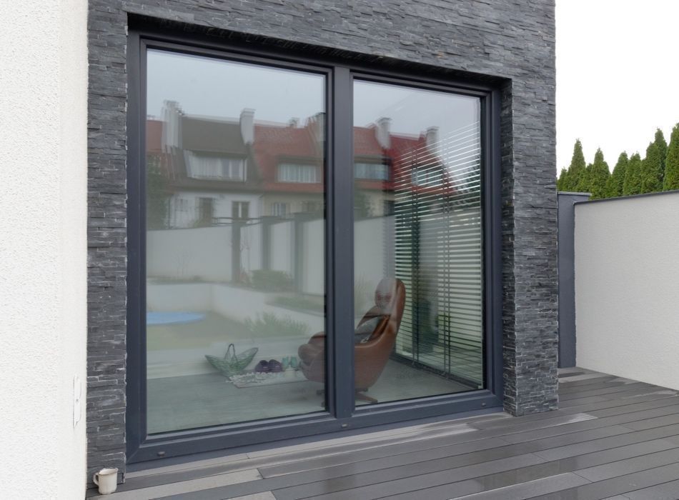 Panel ścienny łupek czarny black slate 10x36 ściany elewacje fasada panele kamienne na elewacje czarne podmurówka