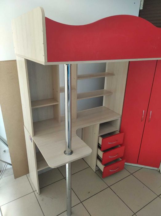 Ліжко-горище з ящиками, столом та тумбою