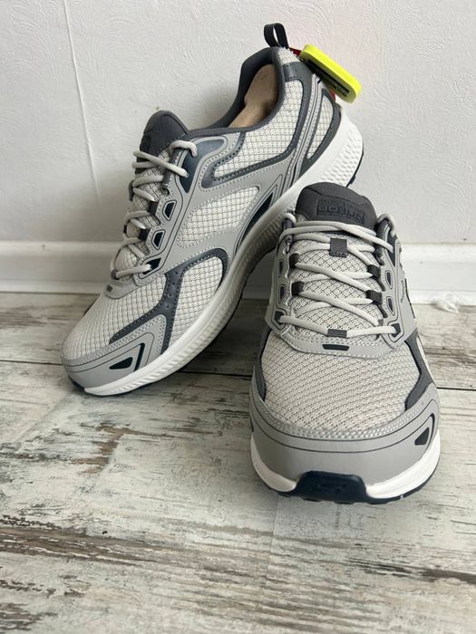 Продам нові кросівки sketchers