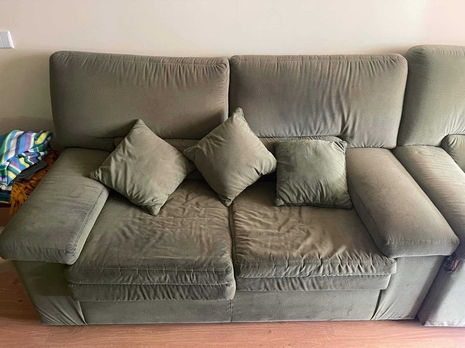 Sofás verde em tecido.