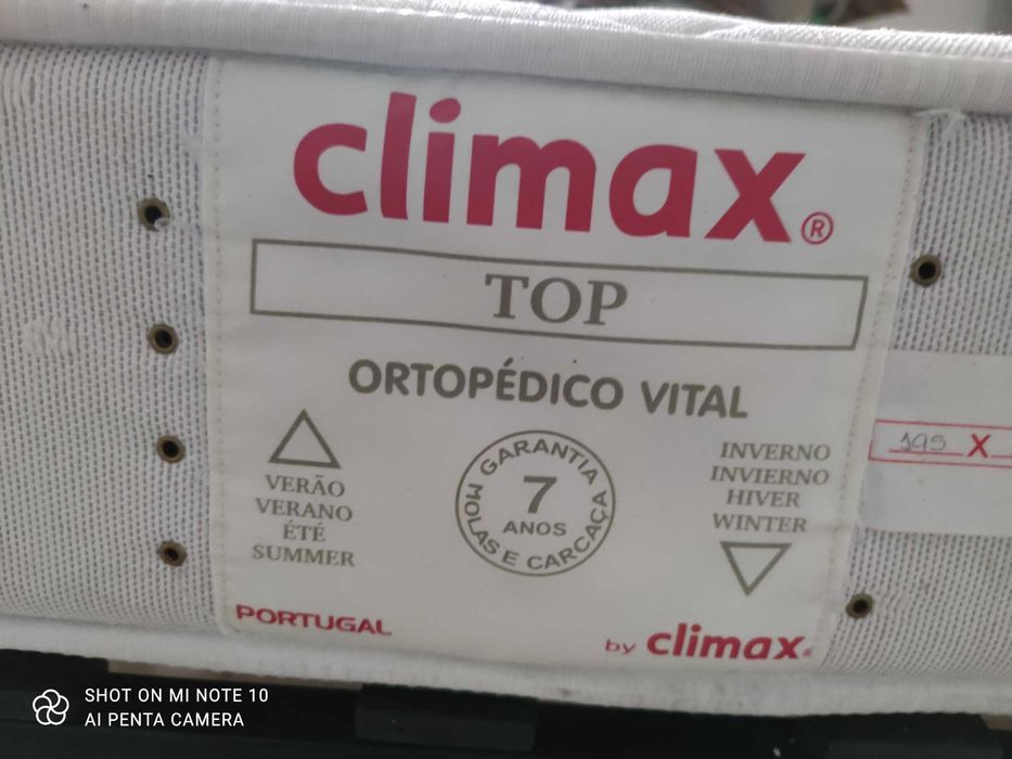 Cama em ferro de cor preto de solteiro