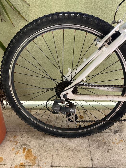 Bicicleta berg branca usada