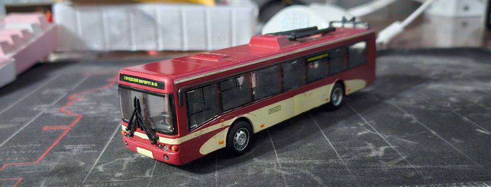 Дитячий тролейбус іграшка