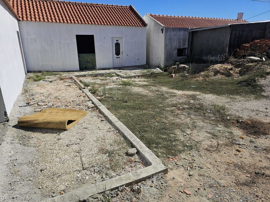 vende-se moradia em fase de reabilitação