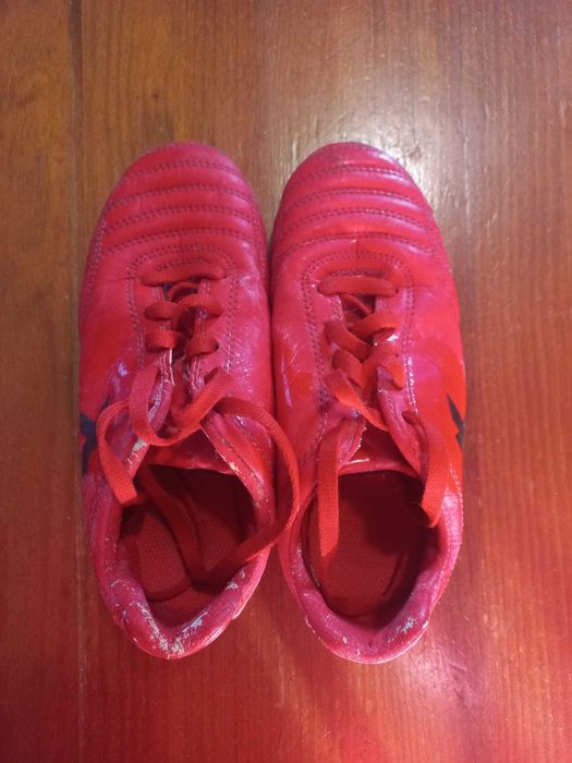 Chuteiras Futebol Kipsta 31 + Caneleiras Kipsta