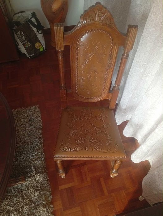 Dining table for sale, with 8 chairs.64739406592259124