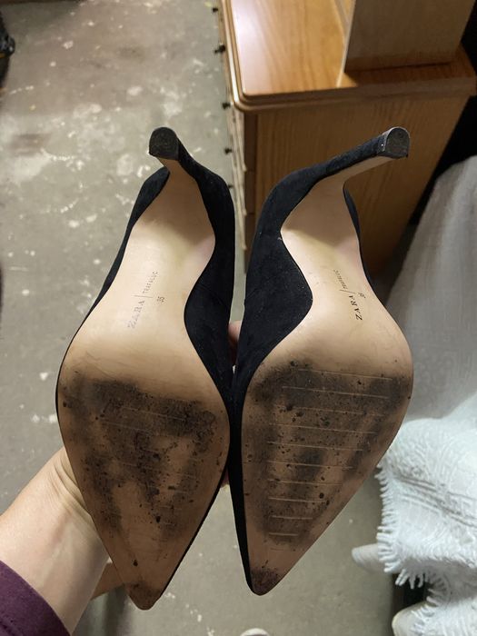 Dois pares de sapatos ambos pretos