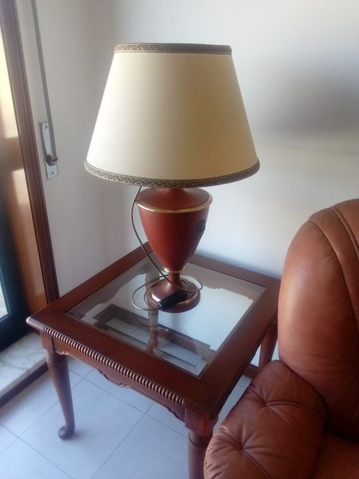 Conjunto de Sofás em pel com mesas e candeeiros