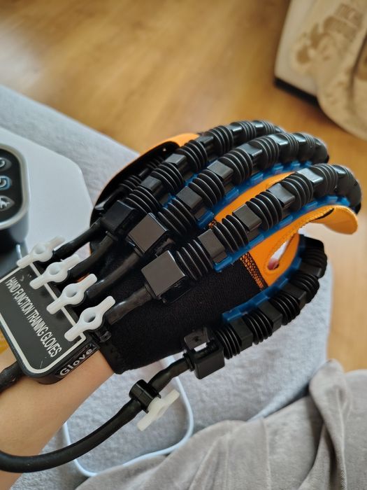 Реабілітаційна тренувальна робот-рукавичка.