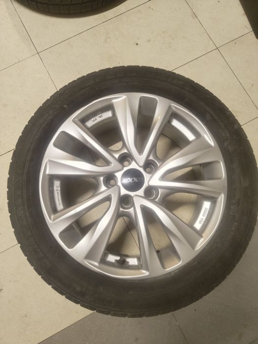 Koła z oponami zimowymi.