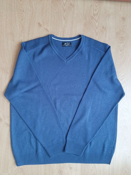 Sweter męski elegancki prosty dekolt w serek