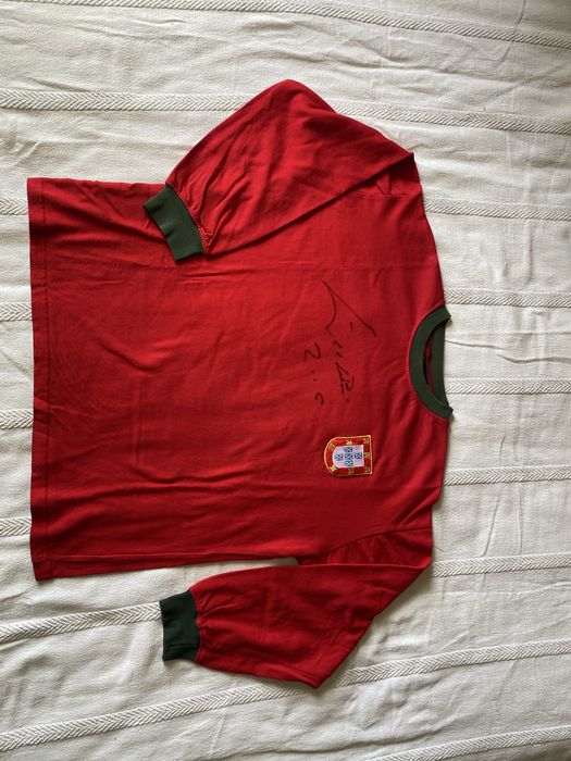 Camisola da seleccao naciona assinada pelo Eusébio