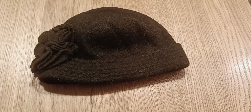 Elegancka czapka wełniana, czarna z kwiatem