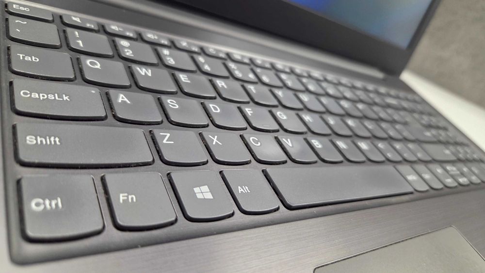 Ноутбук Lenovo V330-14IKB / Intel Core i5 / DDR4 - 8GB / SSD 256GB