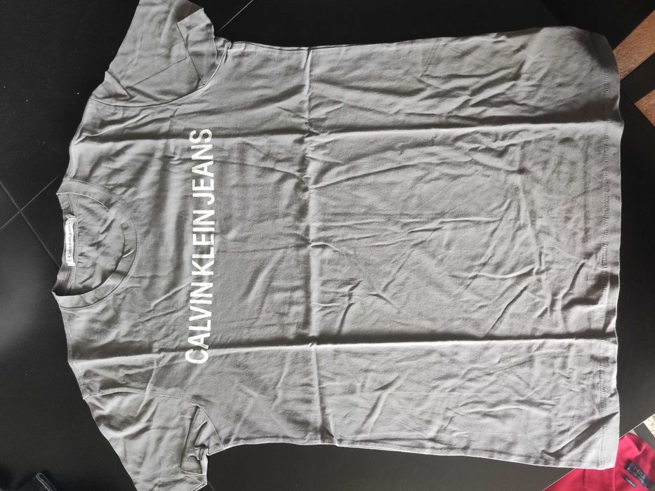 T-shirt Calvin Klein cinzenta