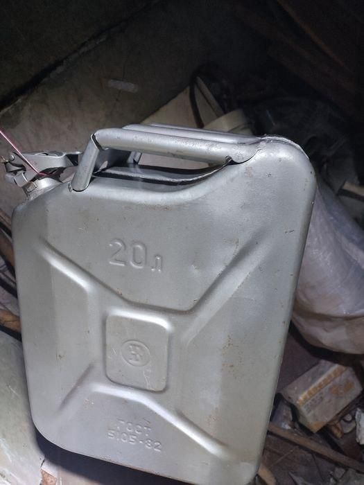 Продам металлическую канистру на 20литров