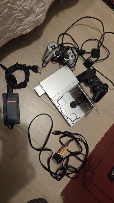PlayStation 2 Slim Prateada + 23 Jogos Originais + 128 Jogos + 2 Comandos — Pacote Completo