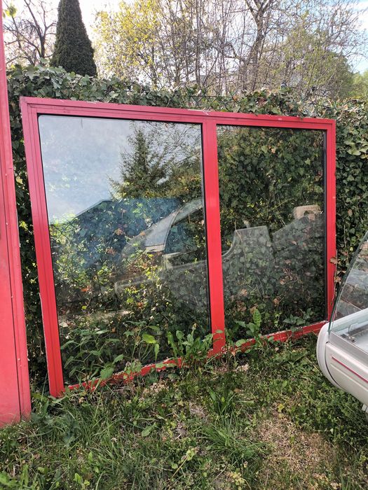 Okno aluminiowe czerwone