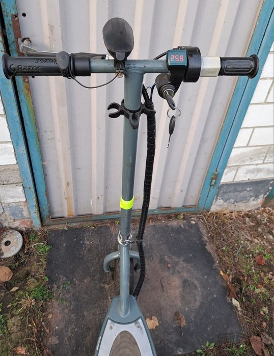 Продам електросамокат Razor E300