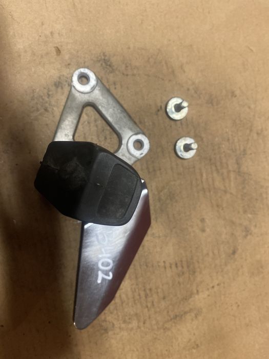 Suzuki GS 500 F set podnóżek lewy B402
