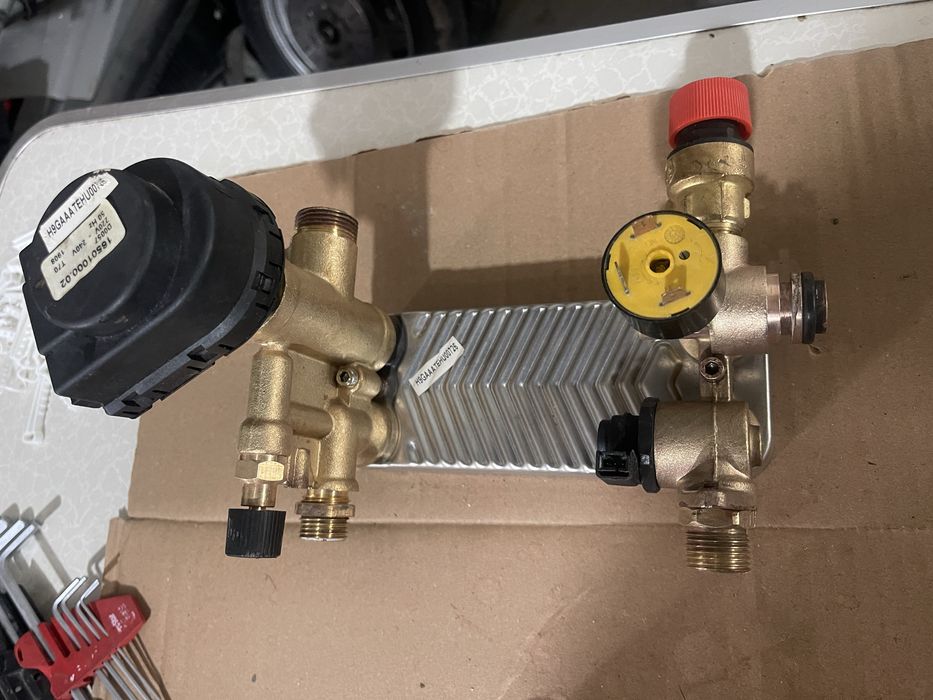 Комплектующие б/у для газового котла zoom