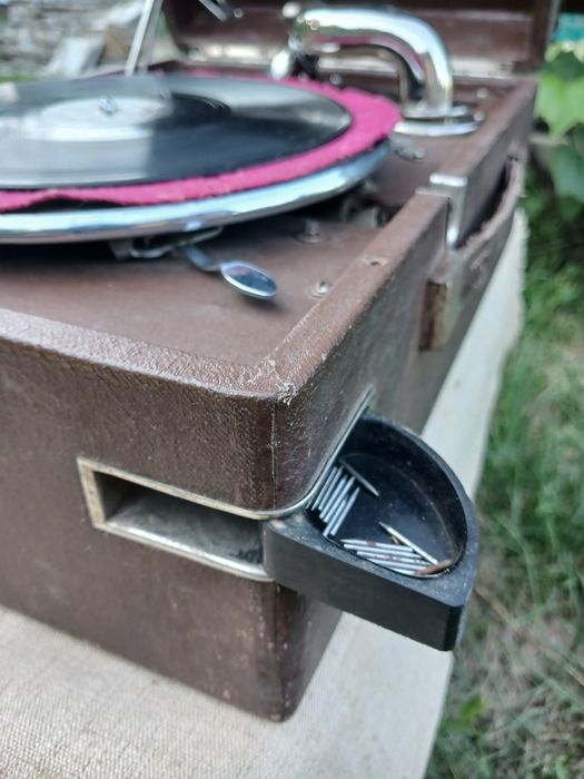 Патефон робочий з платівками. Вінниця