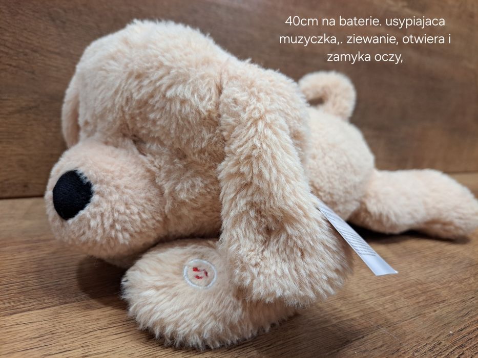 Piesek na baterie outlet maskotka ziewa usypiacz. Zamyka oczy