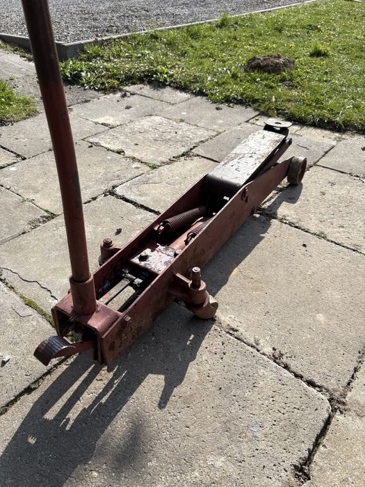 Podnośnik warsztatowy samochodowy typu żaba