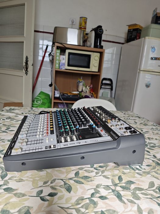 Mesa de Mistura Soundcraft Signature 12 MTK (Multi-track)