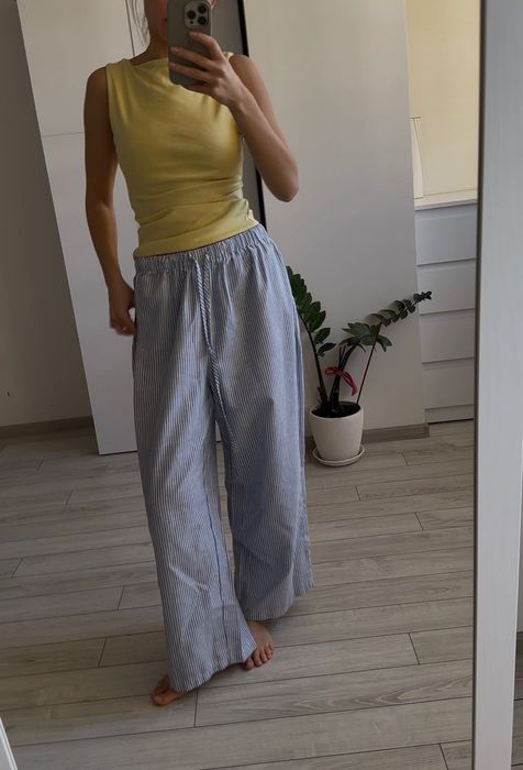 Широкі штани в піжамному стилі