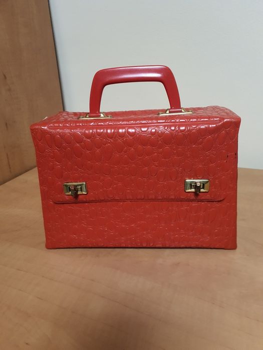 Czerwony kuferek na kosmetyki