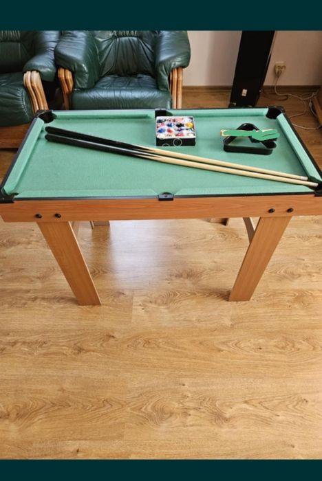Stół bilardowy z kijem bilardowym