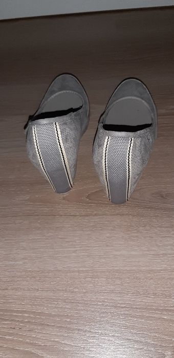 Buty na koturnie.