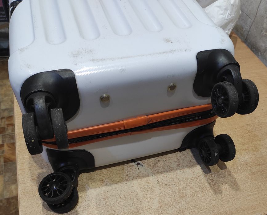 Вализа турестична,Нова.Наложка