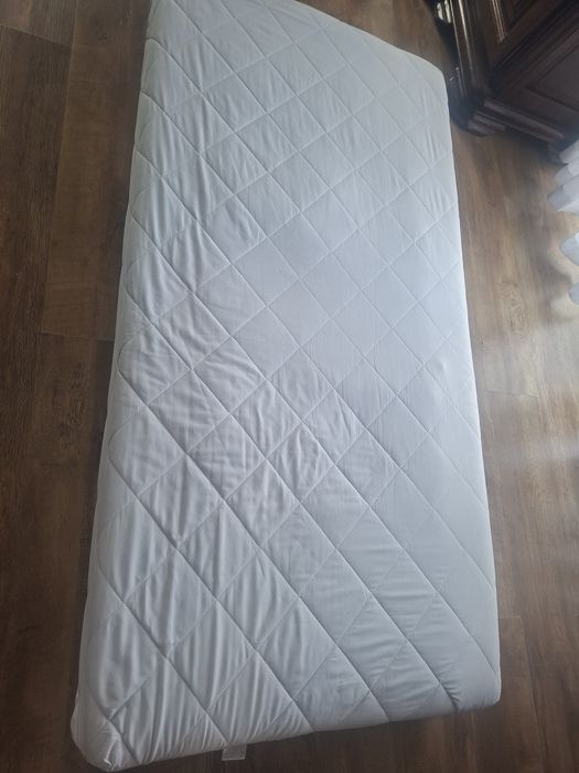 Sprzedam materac sprężynow z pokrowcem.