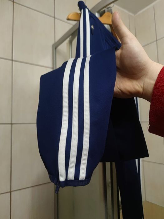 Męskie spodnie S  dresowe marki adidas w kolorze granatowym charaktery