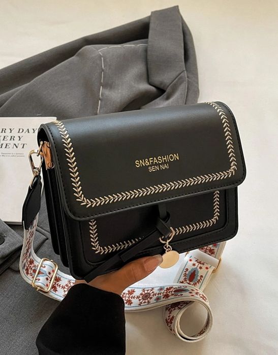 Torebka Damska na ramię czarna pasek folklor napisy