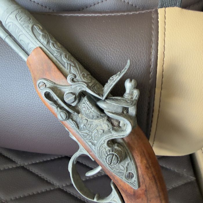 Pistola flintlock antiga ornamentada – peça decorativa