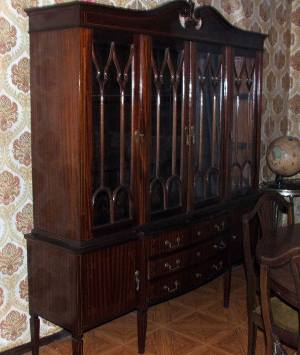 Cristaleira, mesa e cadeiras (antiga)