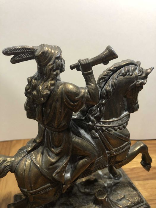 Mosiężna figura husara na koniu